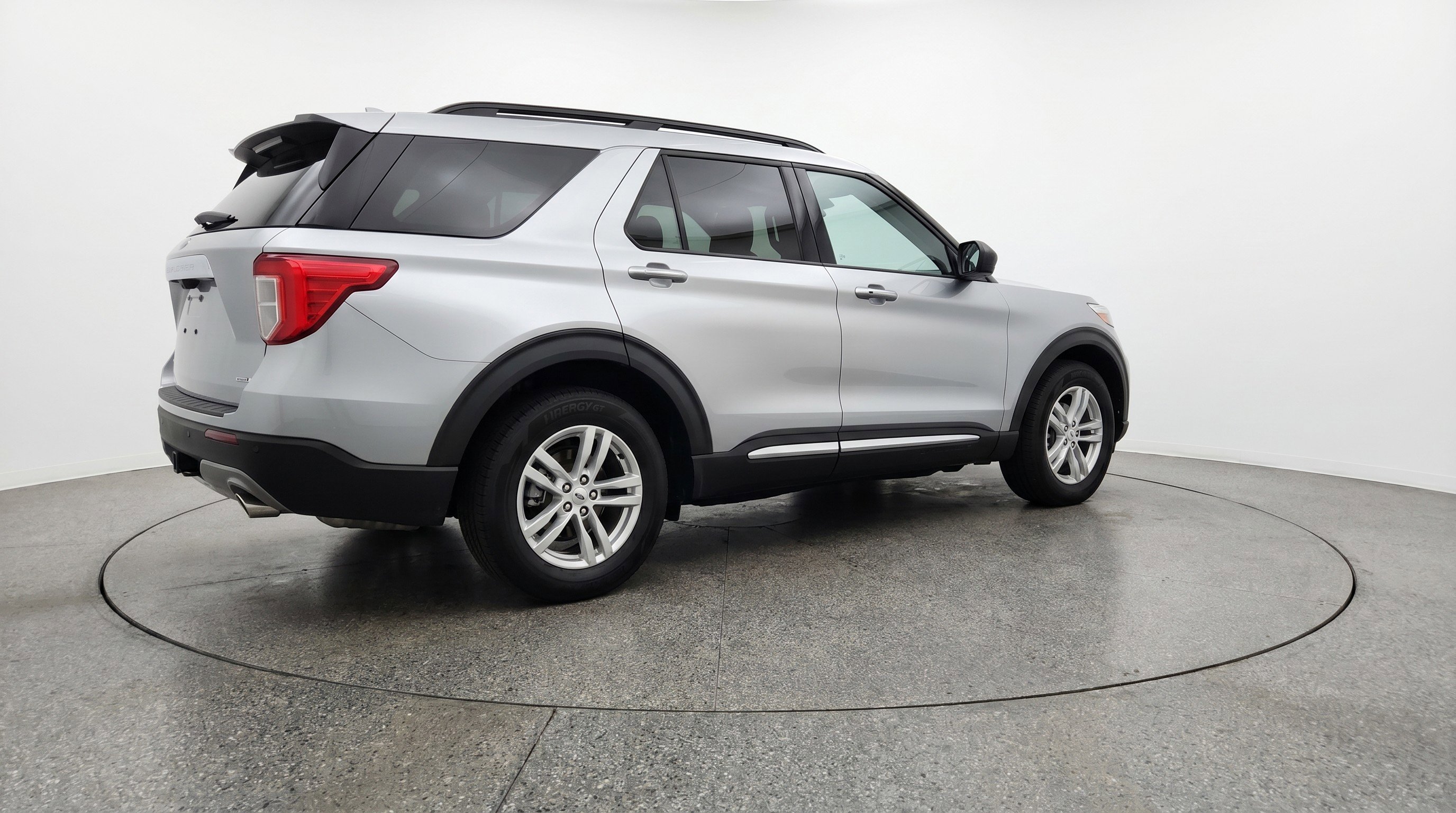 Used 2024 Ford Explorer XLT w/ Equipment Group 202A RWD image 9
