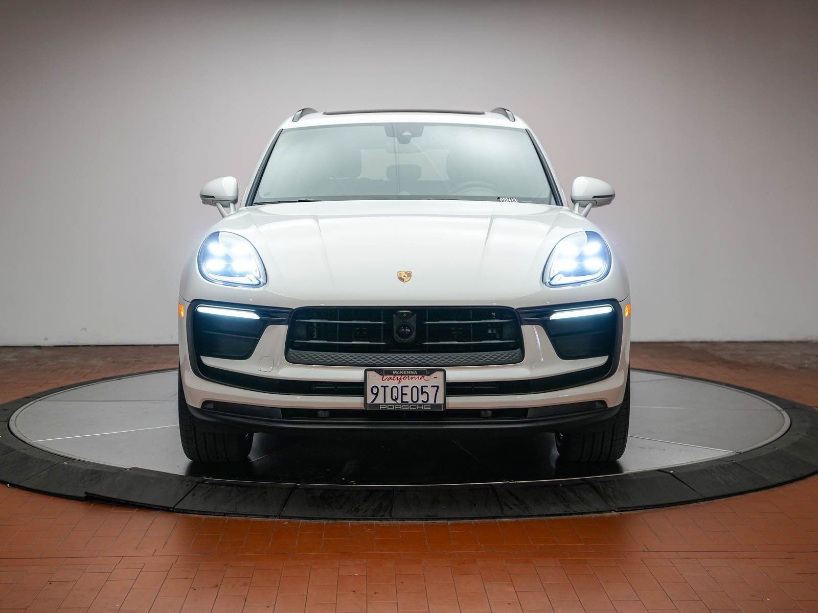 Certified 2025 Porsche Macan image 14