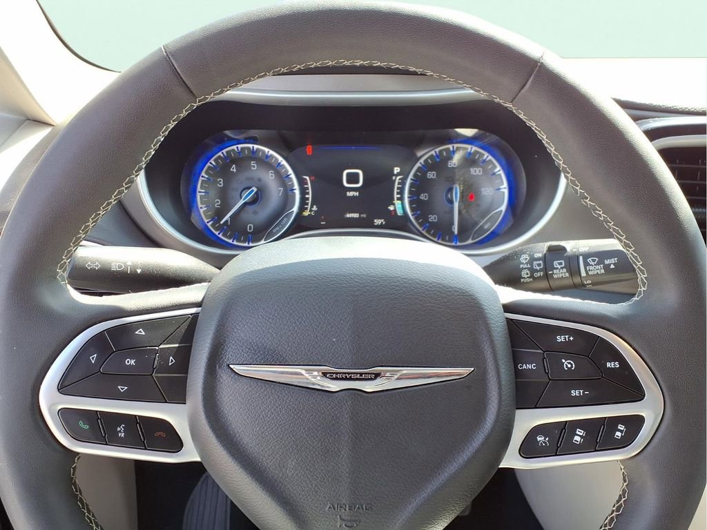 Used 2024 Chrysler Pacifica Touring-L FWD image 8