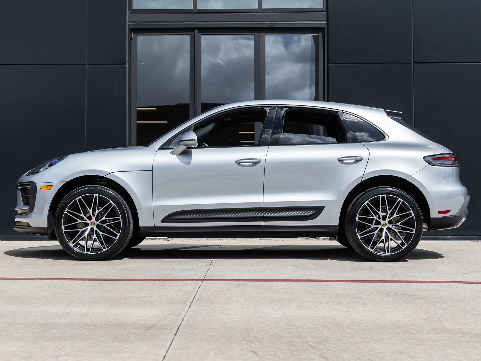 Certified 2026 Porsche Macan AWD/4WD image 2