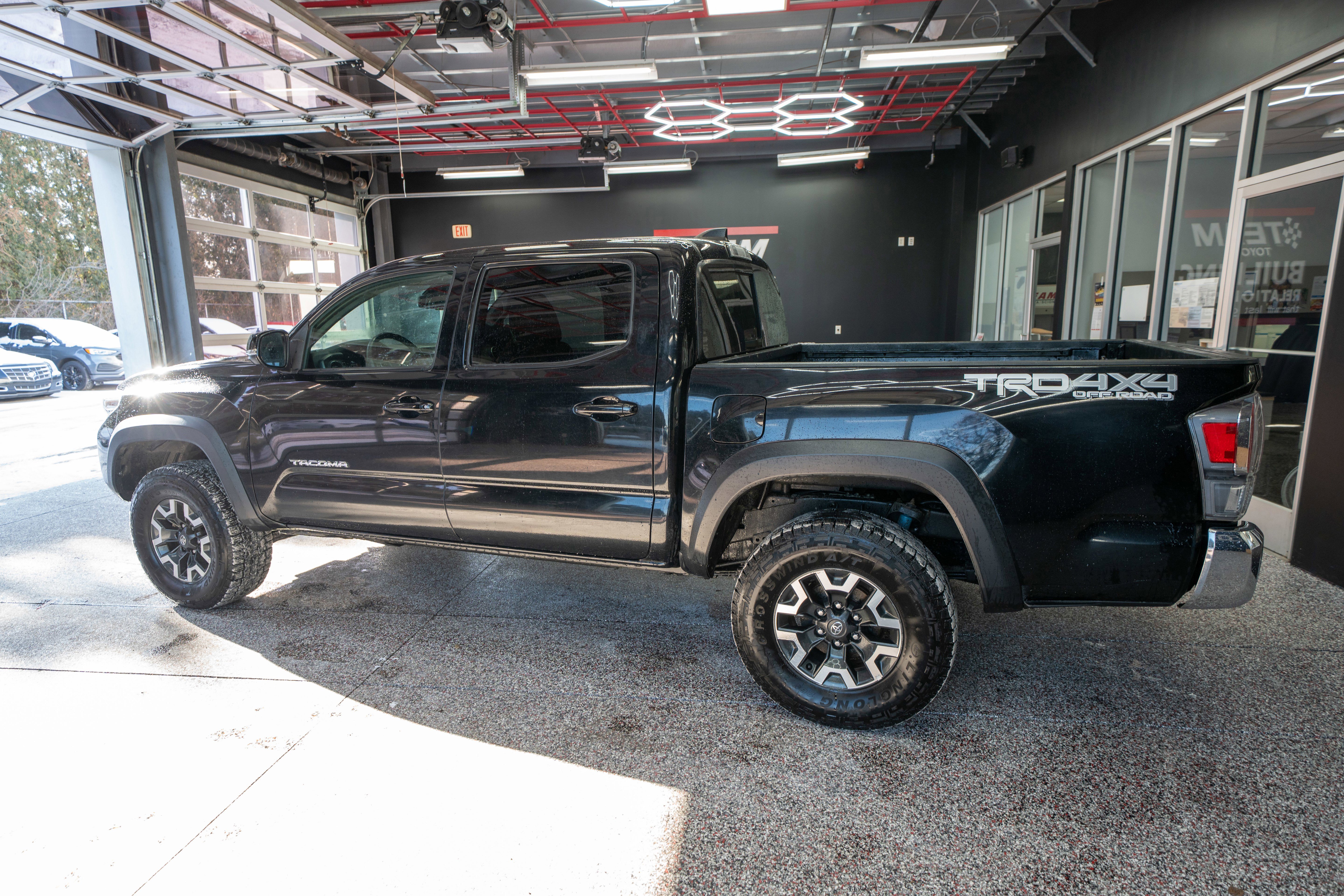Used 2023 Toyota Tacoma TRD Off-Road image 2