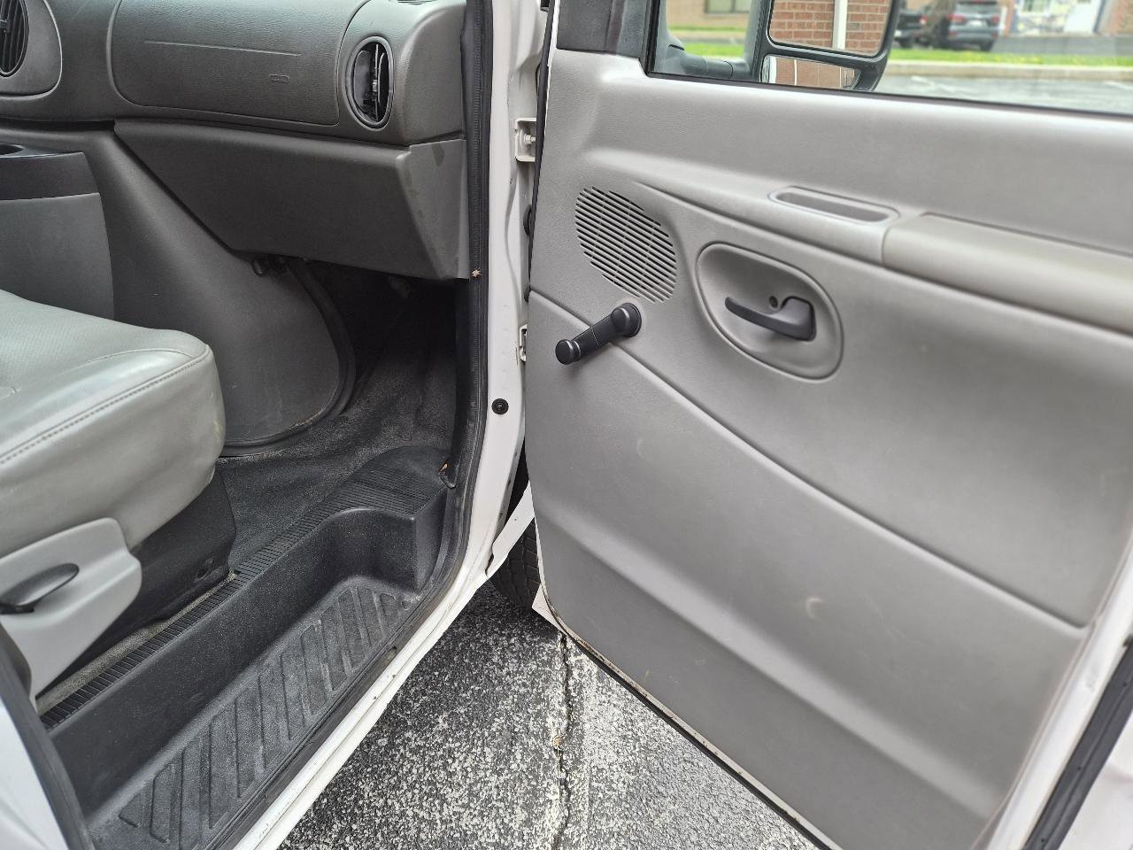Used 2007 Ford E-350 and Econoline 350 Super Duty RWD image 15