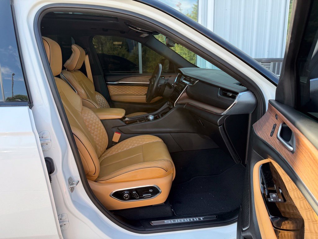 Used 2023 Jeep Grand Cherokee L Summit w/ High Altitude Package AWD/4WD image 13