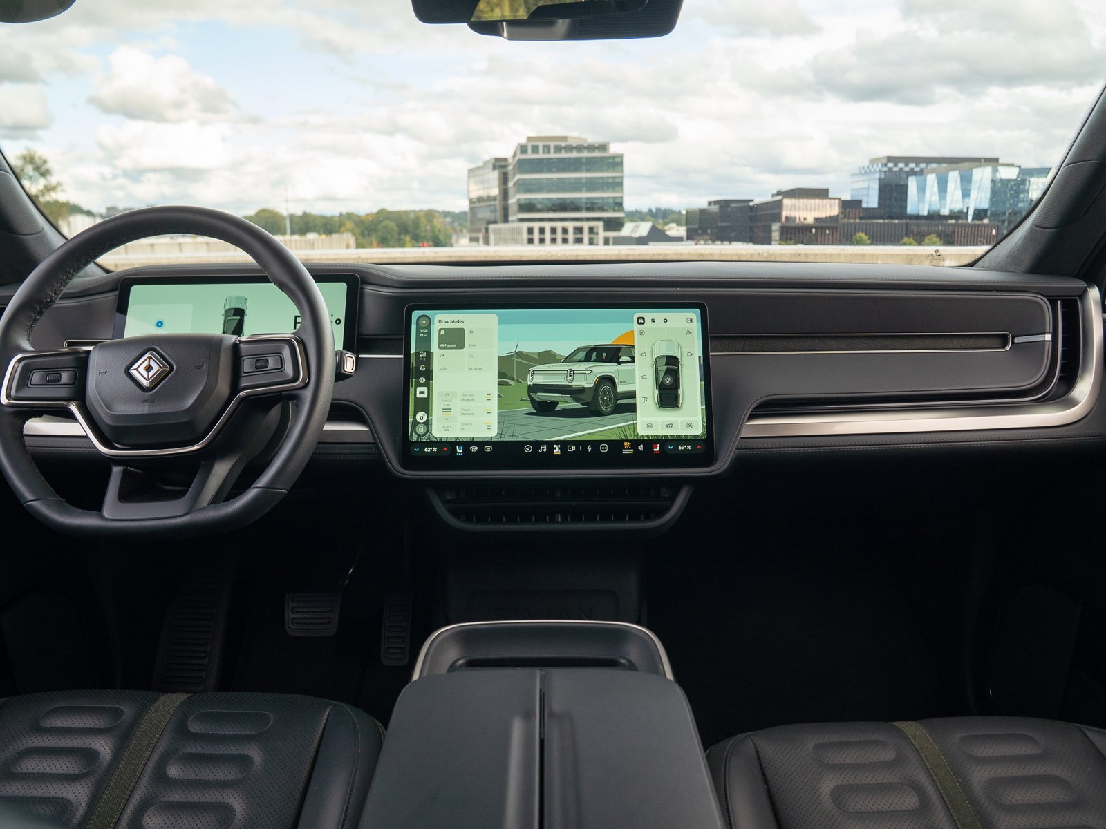 Used 2025 Rivian R1S Adventure Dual AWD/4WD image 17