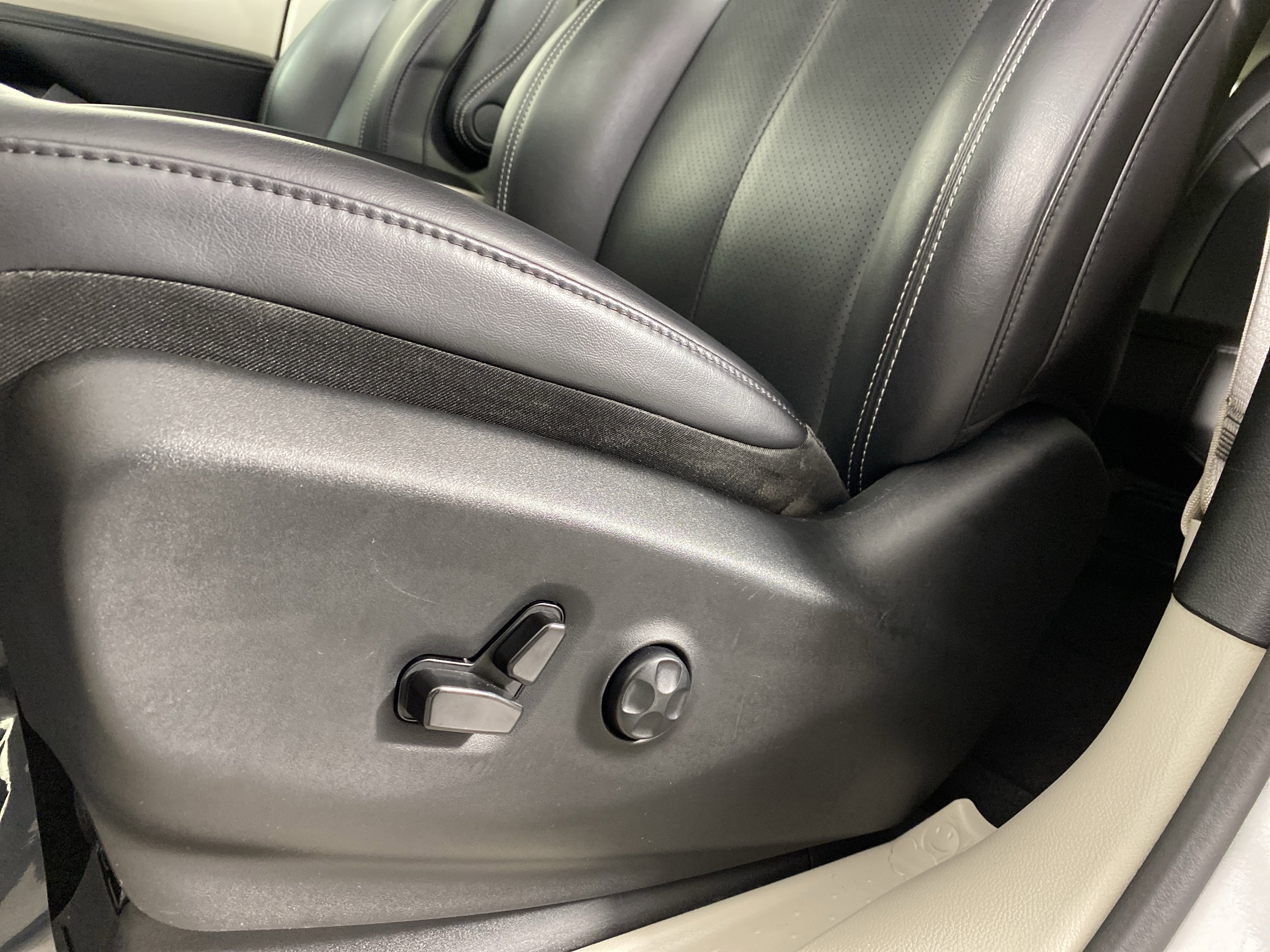 Used 2023 Chrysler Pacifica Touring-L image 17