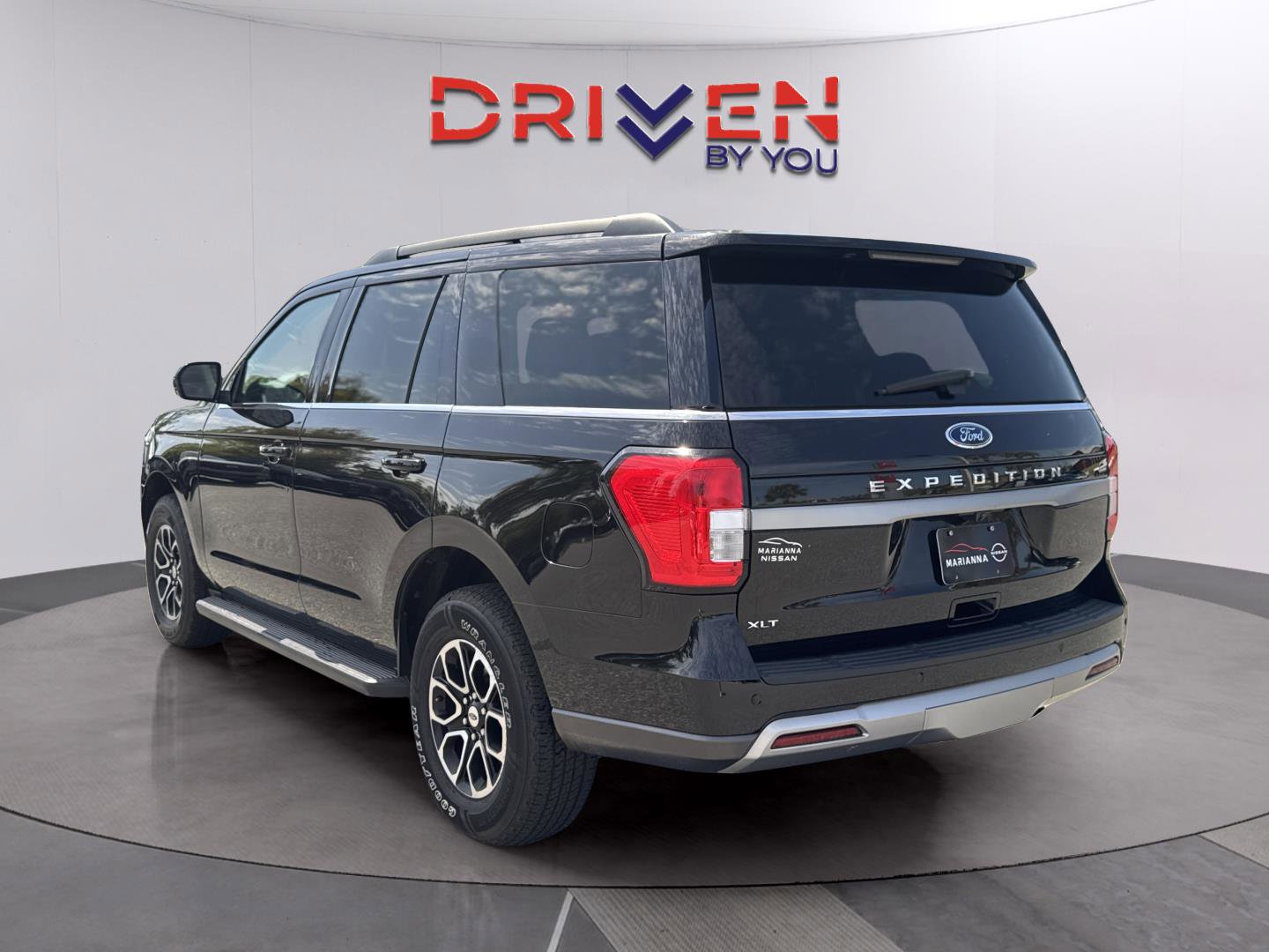 Used 2024 Ford Expedition XLT image 3