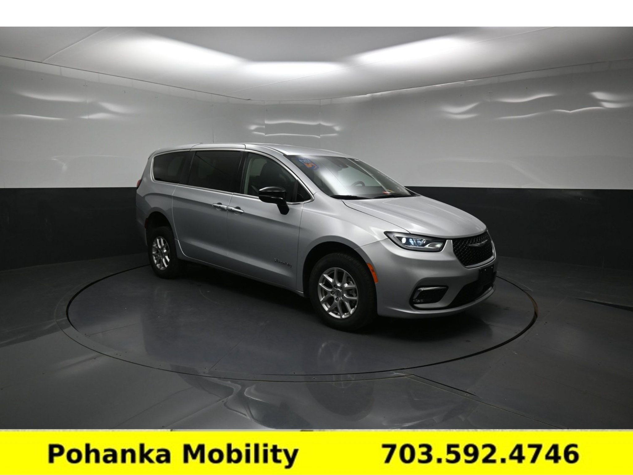 Used 2024 Chrysler Pacifica Touring-L FWD image 18