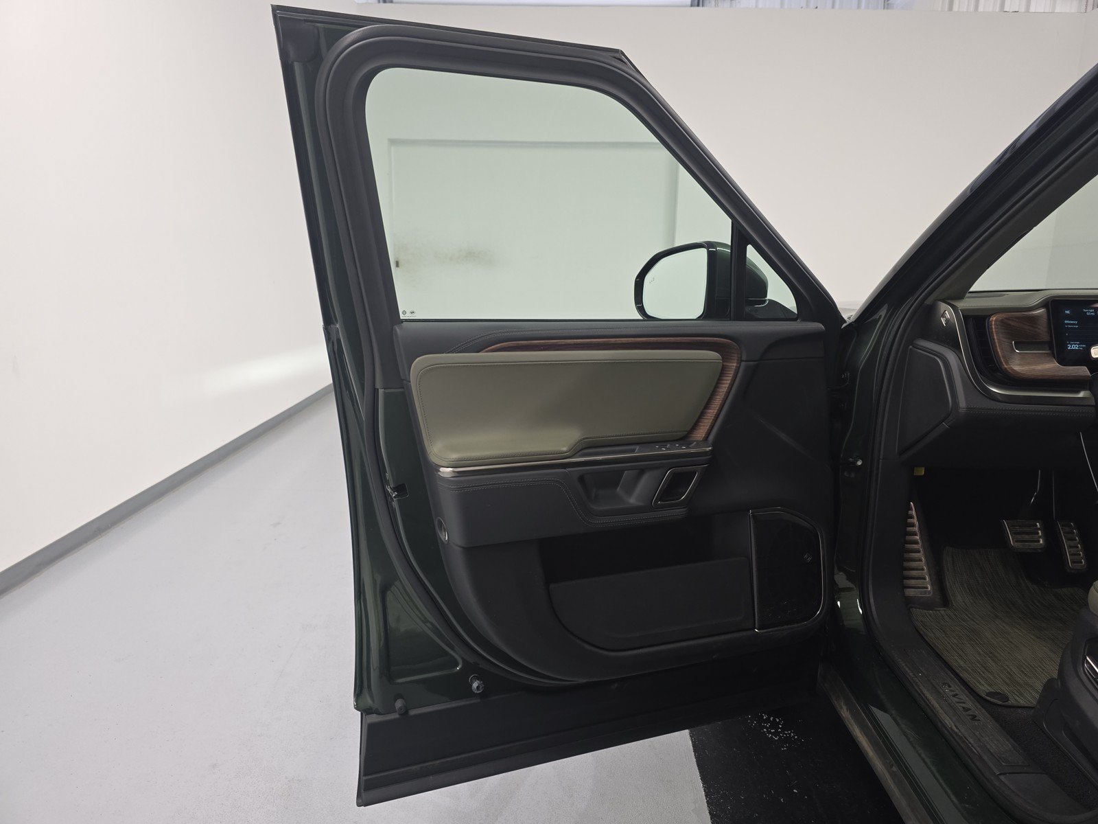 Used 2024 Rivian R1T Adventure AWD/4WD image 16