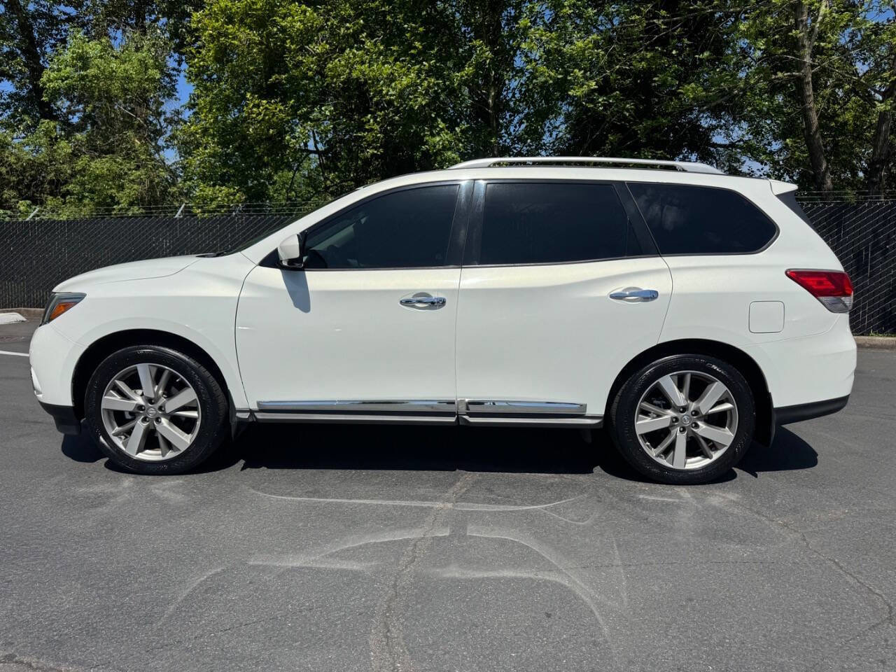 Used 2014 Nissan Pathfinder Platinum w/ Platinum Premium Package AWD/4WD image 2