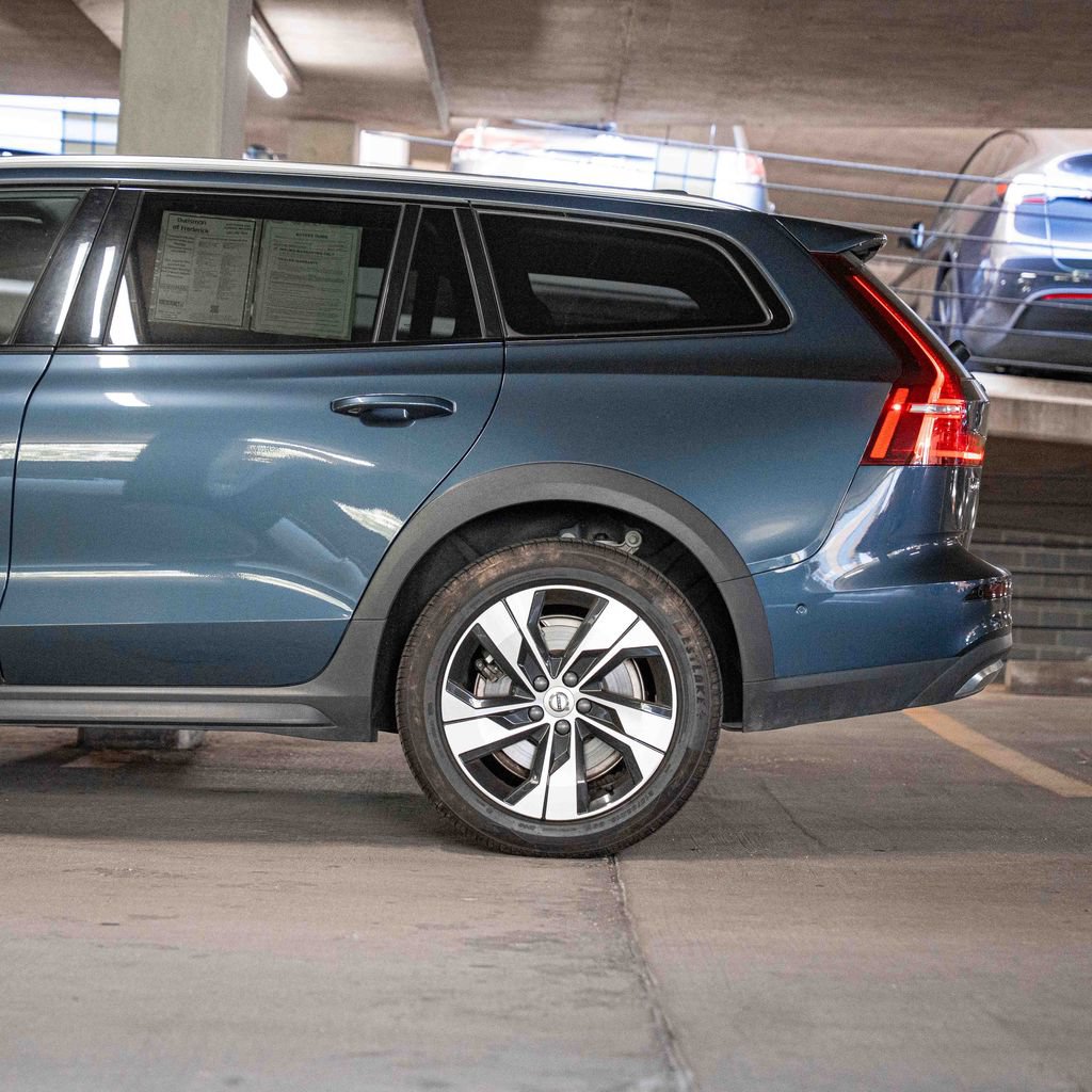 Certified 2024 Volvo V60 B5 Cross Country Plus AWD/4WD image 4