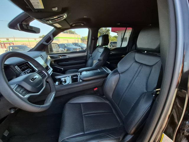 Used 2025 Jeep Wagoneer L Series II AWD/4WD image 16