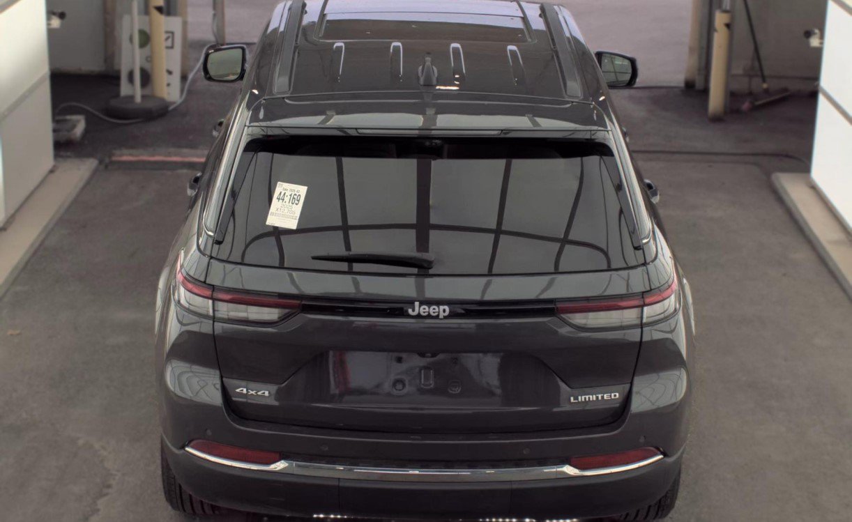 Used 2025 Jeep Grand Cherokee Limited w/ Luxury Tech Group II AWD/4WD image 5