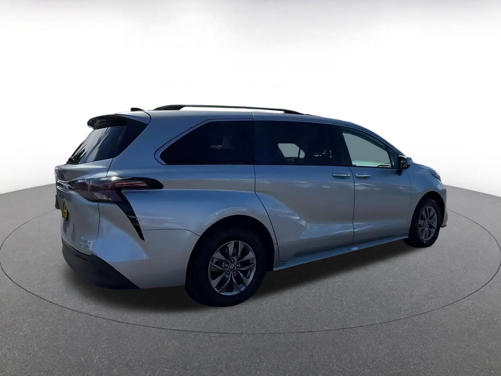 Used 2023 Toyota Sienna XLE FWD image 11