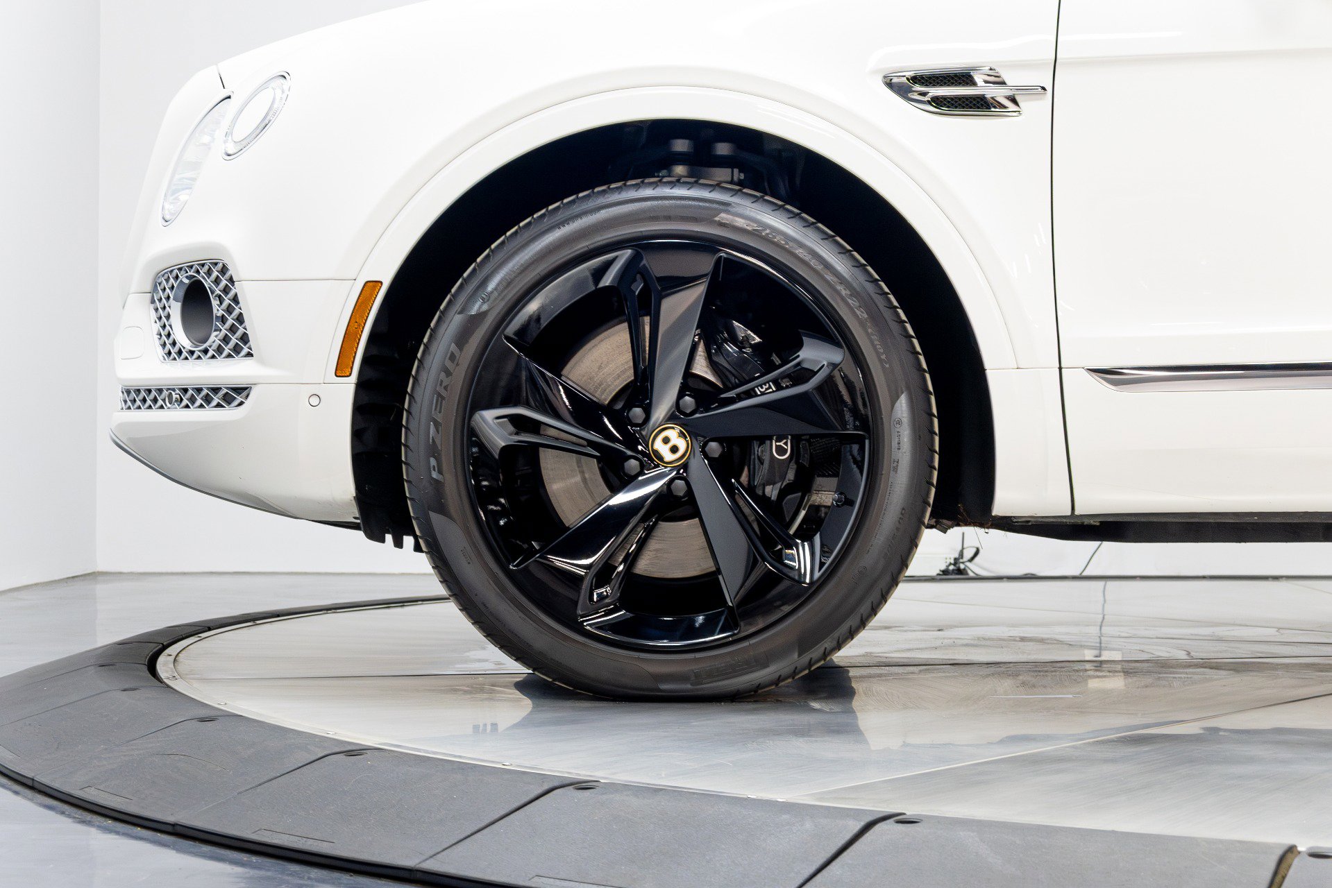 Used 2020 Bentley Bentayga image 45