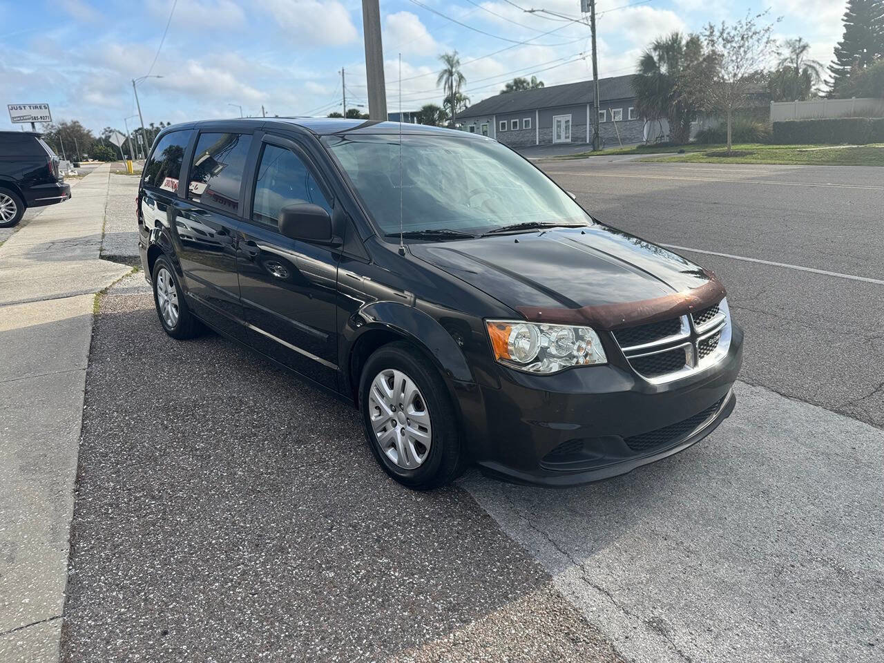 Used 2013 Dodge Grand Caravan American Value Package w/ UConnect Hands-Free Group FWD image 2