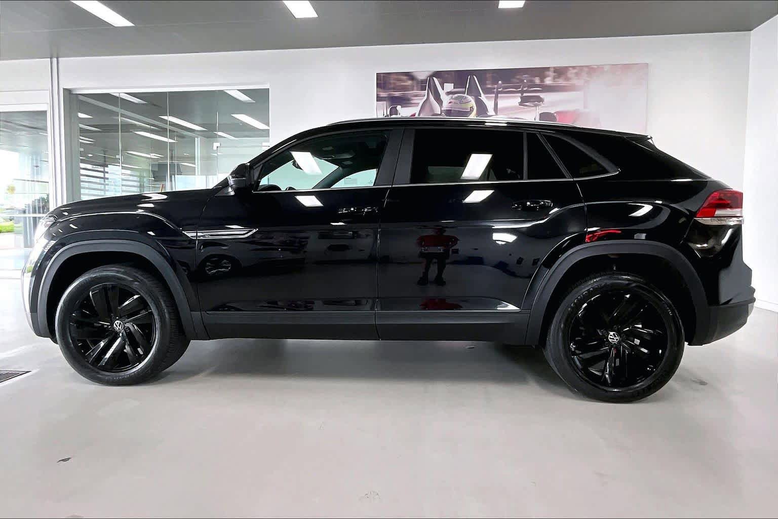 Used 2023 Volkswagen Atlas Cross Sport SE w/ Panoramic Sunroof Package AWD/4WD image 3