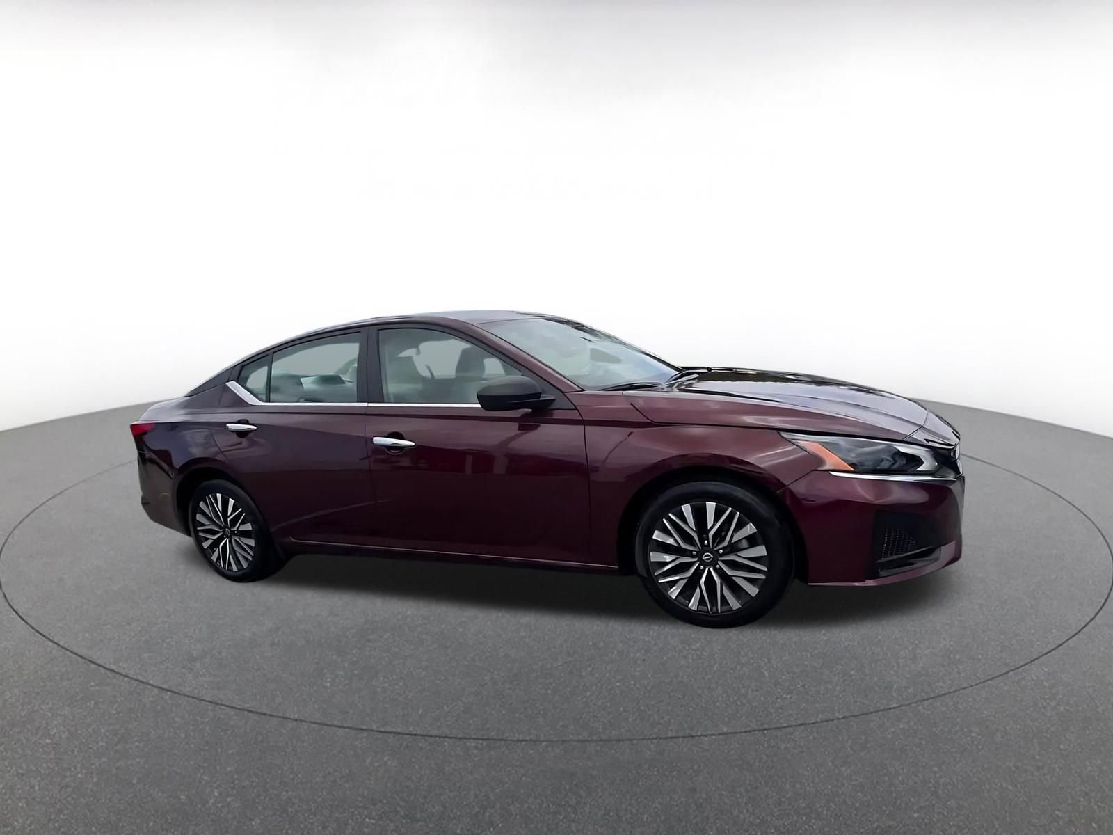 Used 2025 Nissan Altima 2.5 SV FWD image 2