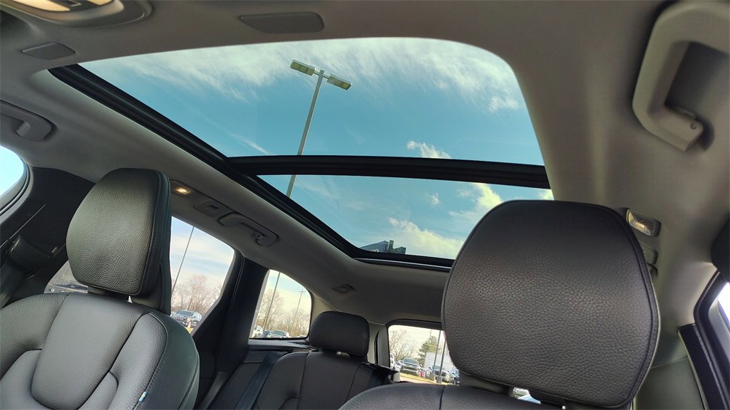 Certified 2025 Volvo XC60 B5 Plus image 24