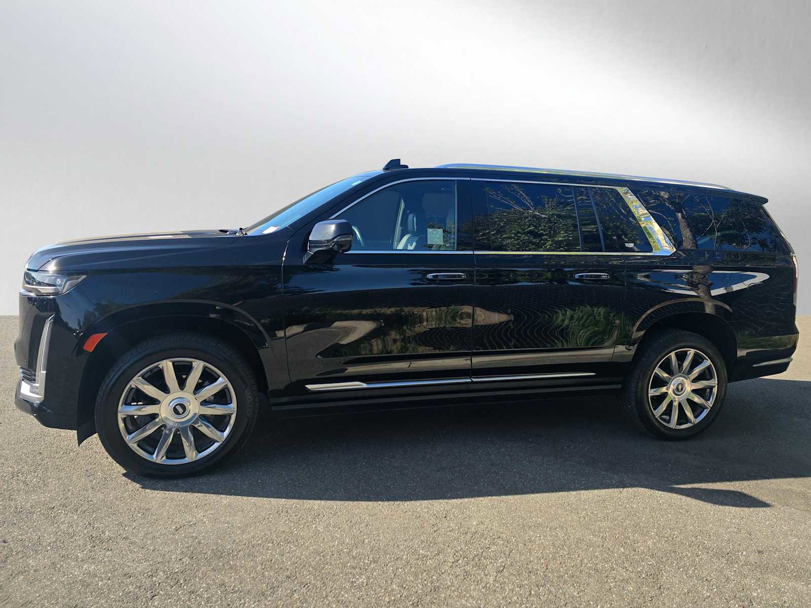 Used 2024 Cadillac Escalade ESV Premium Luxury Platinum image 6