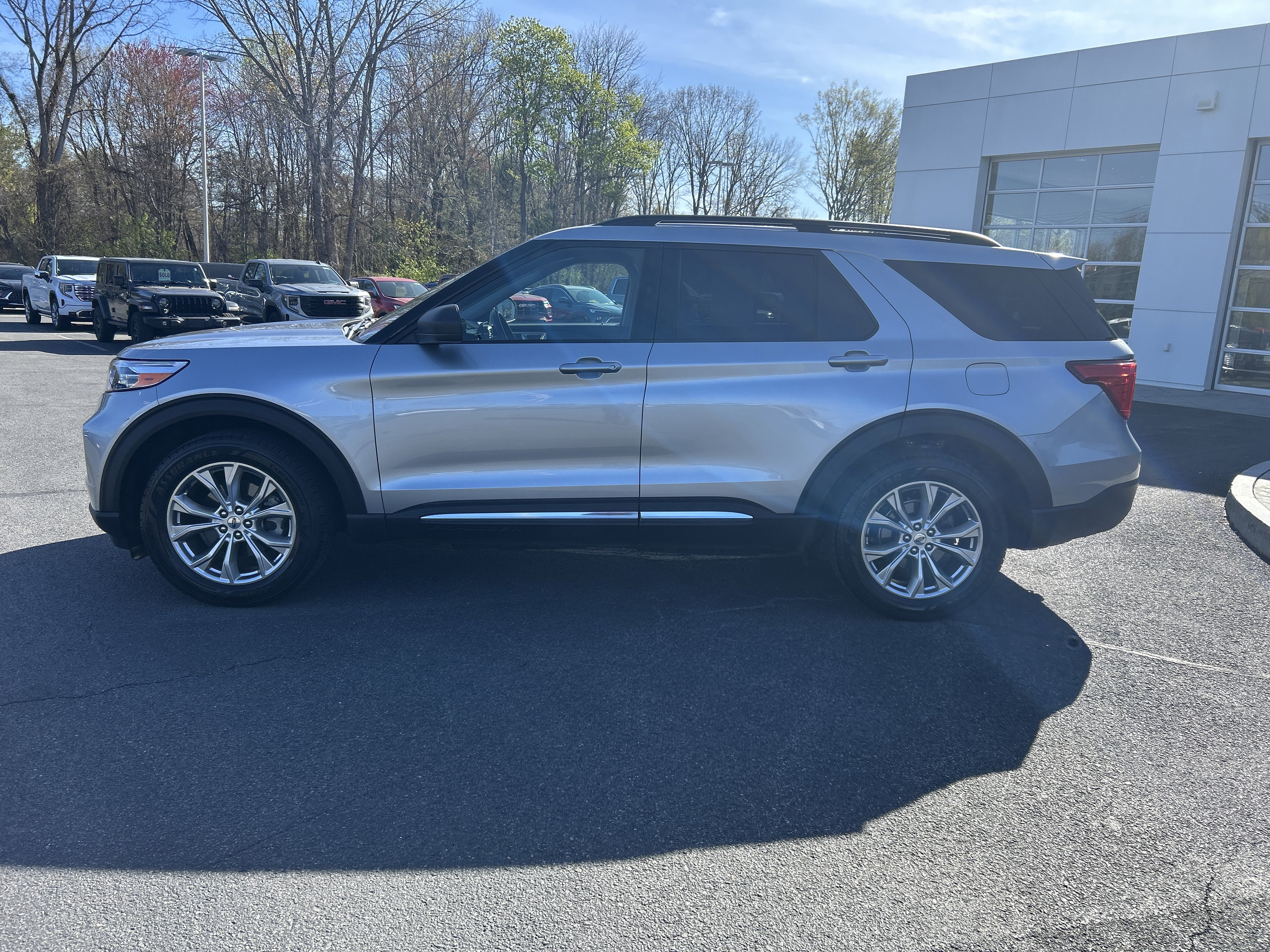 Used 2021 Ford Explorer XLT w/ Equipment Group 202A AWD/4WD image 2