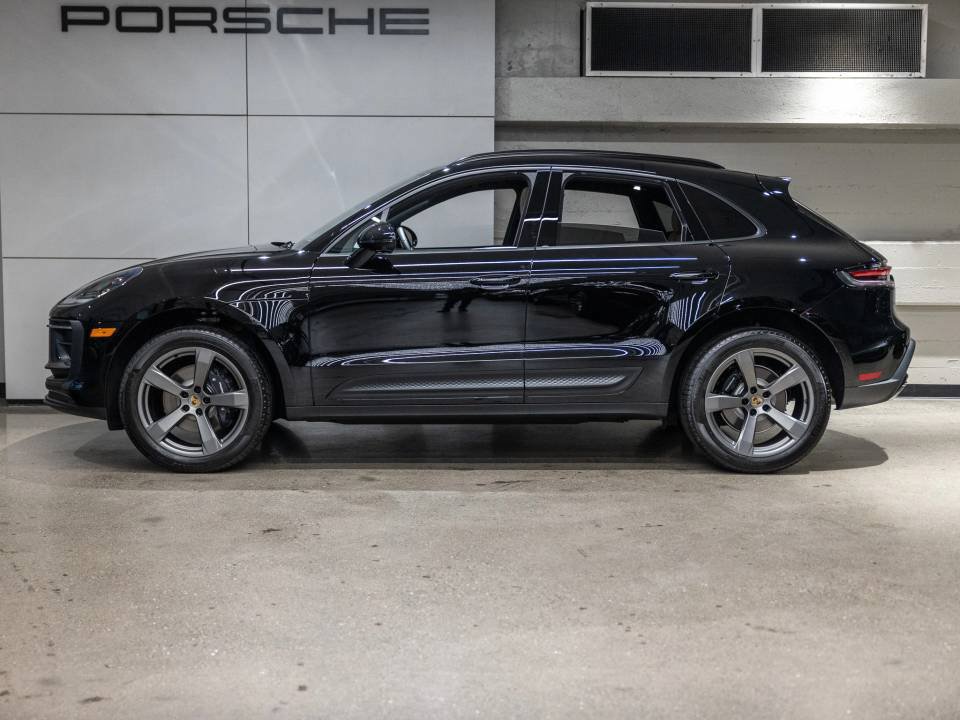 Certified 2026 Porsche Macan AWD/4WD image 2