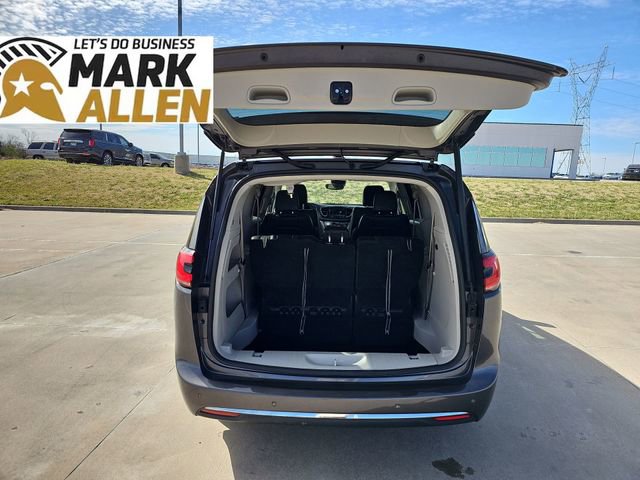 Used 2023 Chrysler Pacifica Touring-L FWD image 25