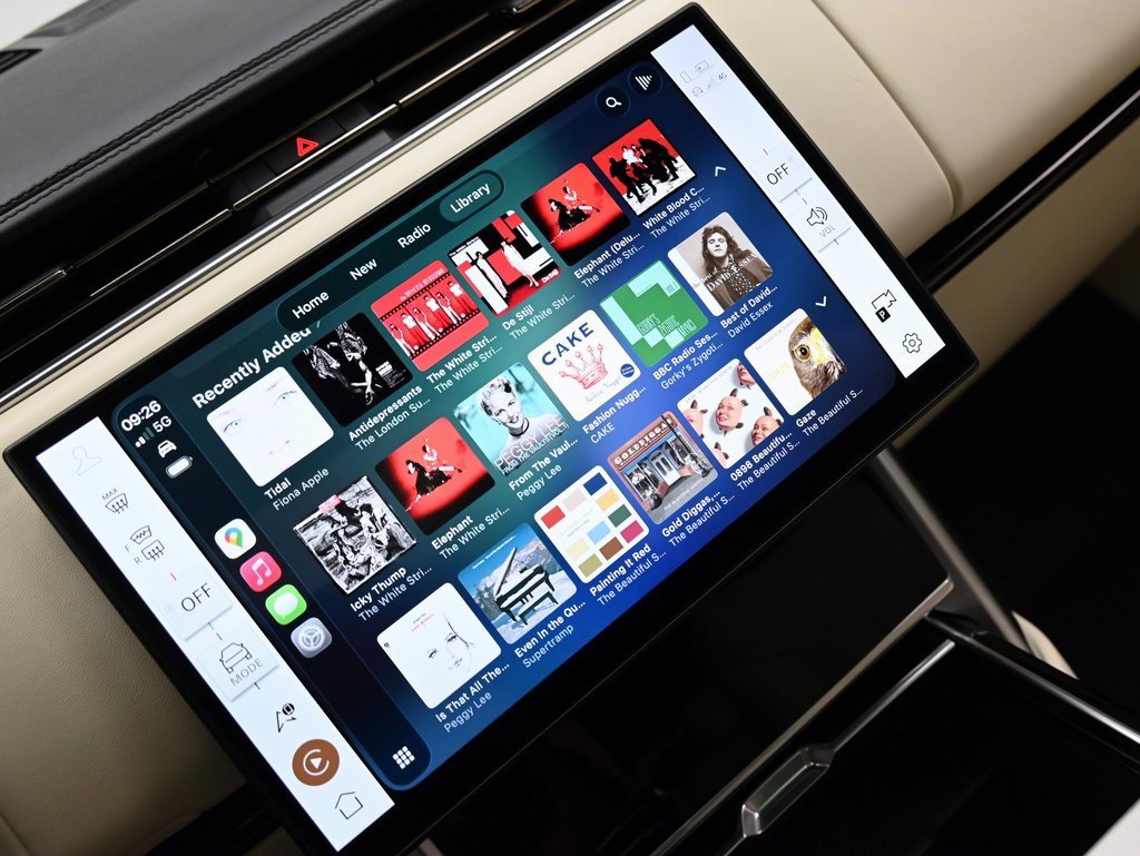 Used 2025 Land Rover Range Rover Long Wheelbase Autobiography image 31