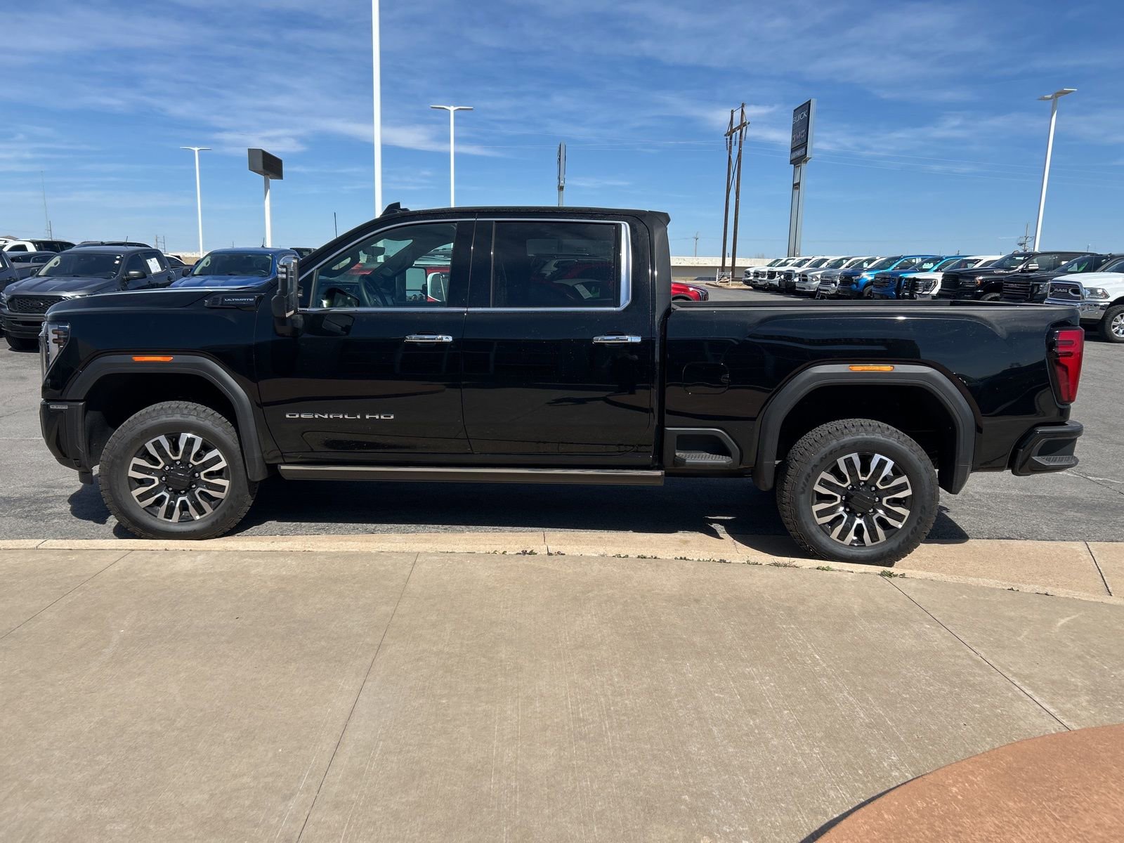 Used 2025 GMC Sierra 2500 Denali Ultimate image 8