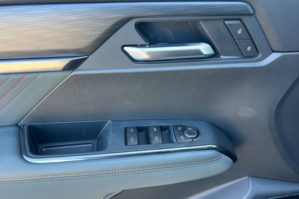 New 2026 GMC Acadia AT4 w/ Luxury Package AWD/4WD image 8