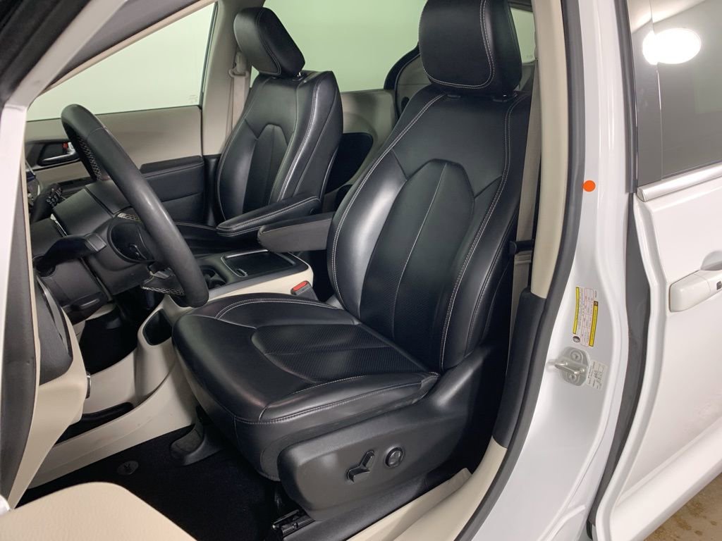 Used 2023 Chrysler Pacifica Touring-L FWD image 27