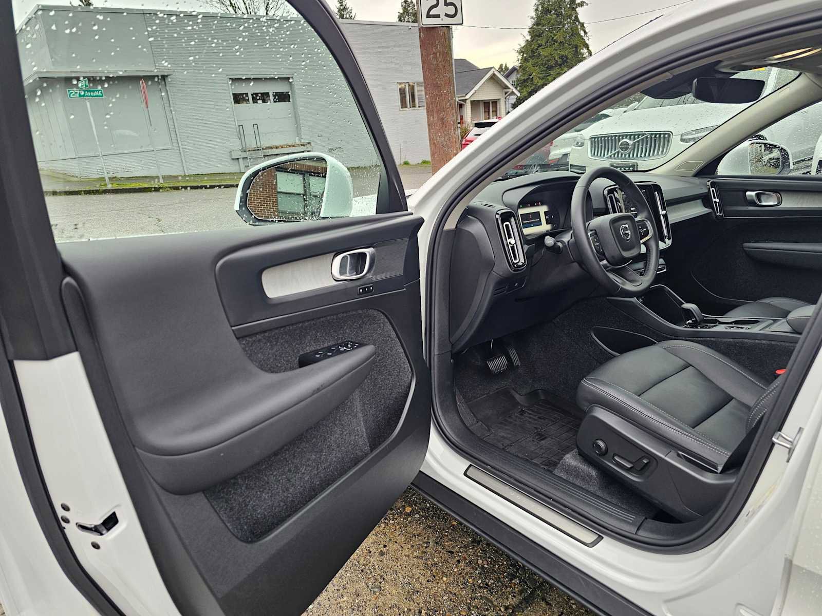 Certified 2025 Volvo XC40 B5 Core w/ Protection Package Premier image 22