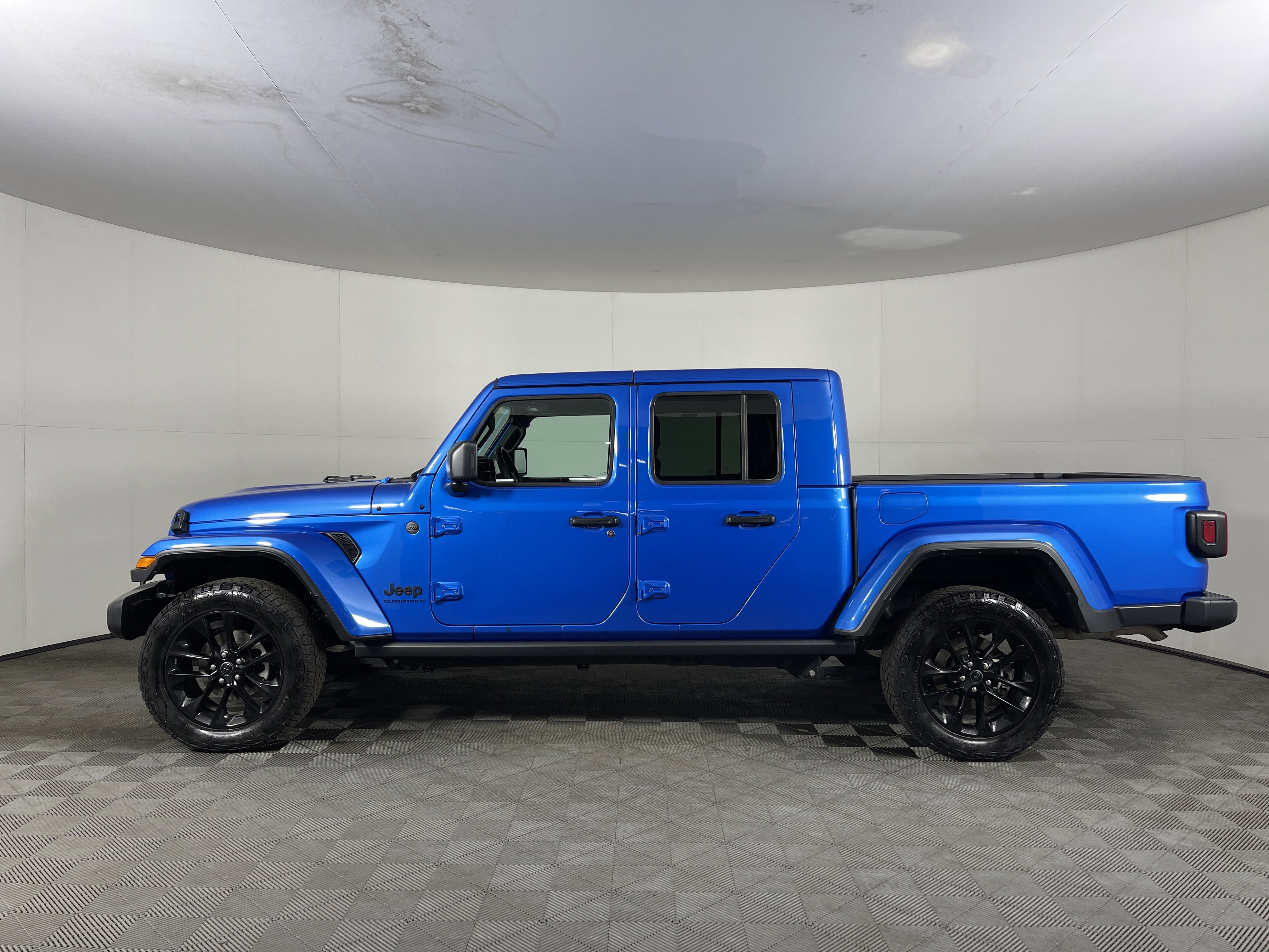 Used 2024 Jeep Gladiator Sport image 3