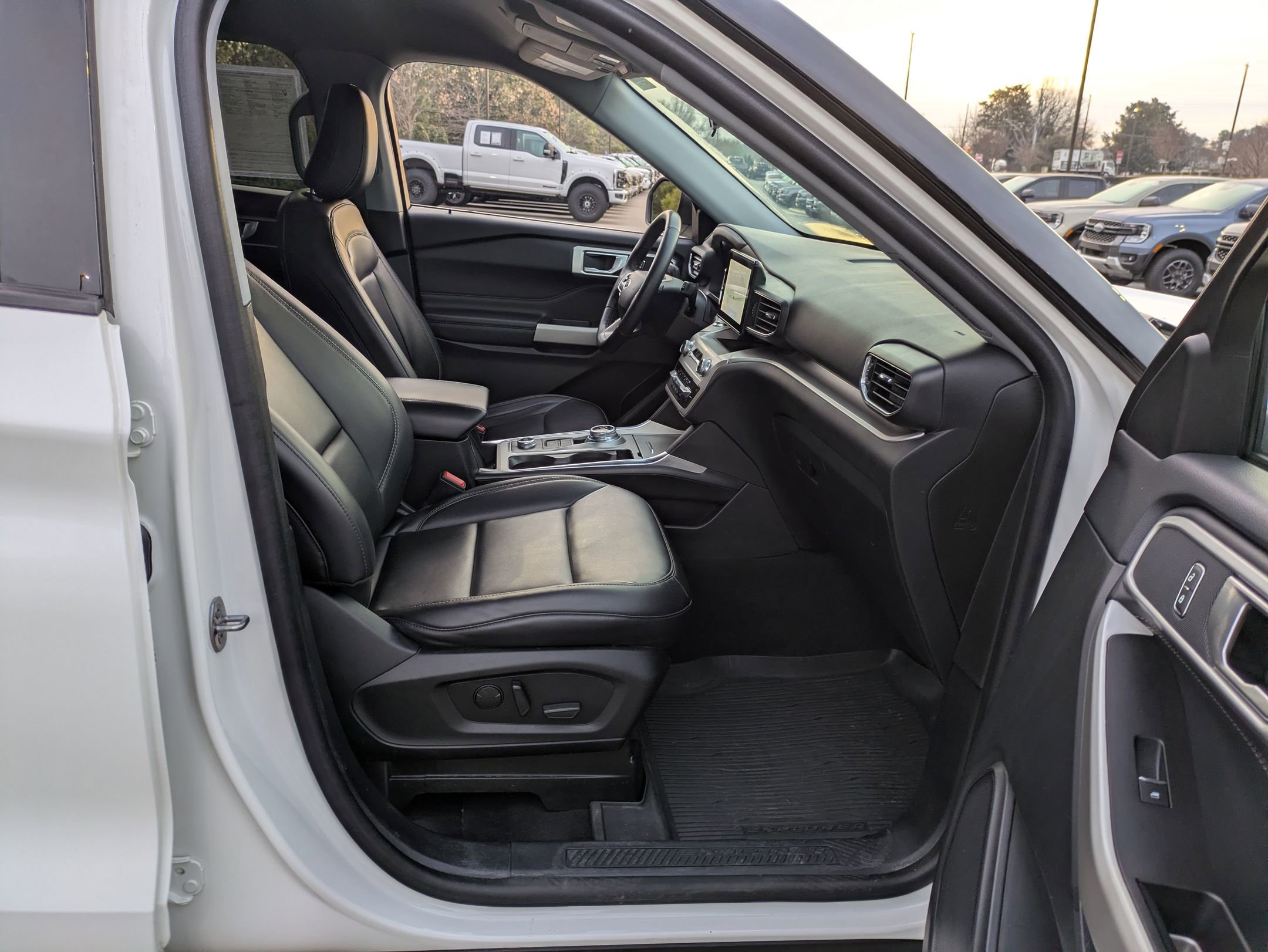 Certified 2022 Ford Explorer XLT w/ Equipment Group 202A image 39