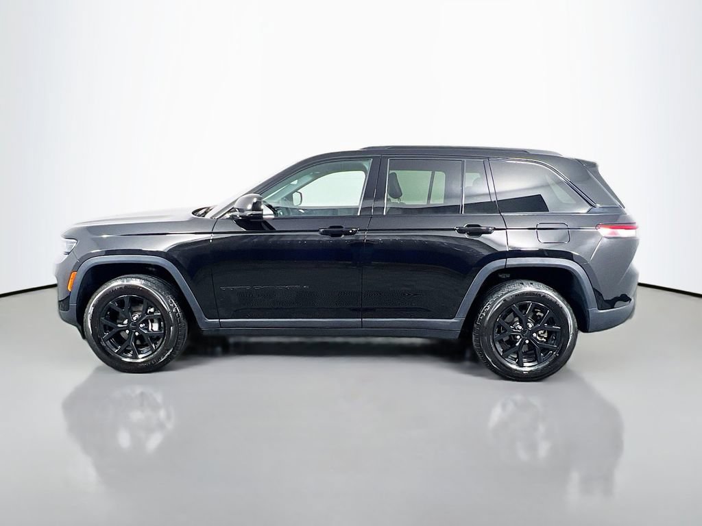 Used 2025 Jeep Grand Cherokee Altitude AWD/4WD image 8
