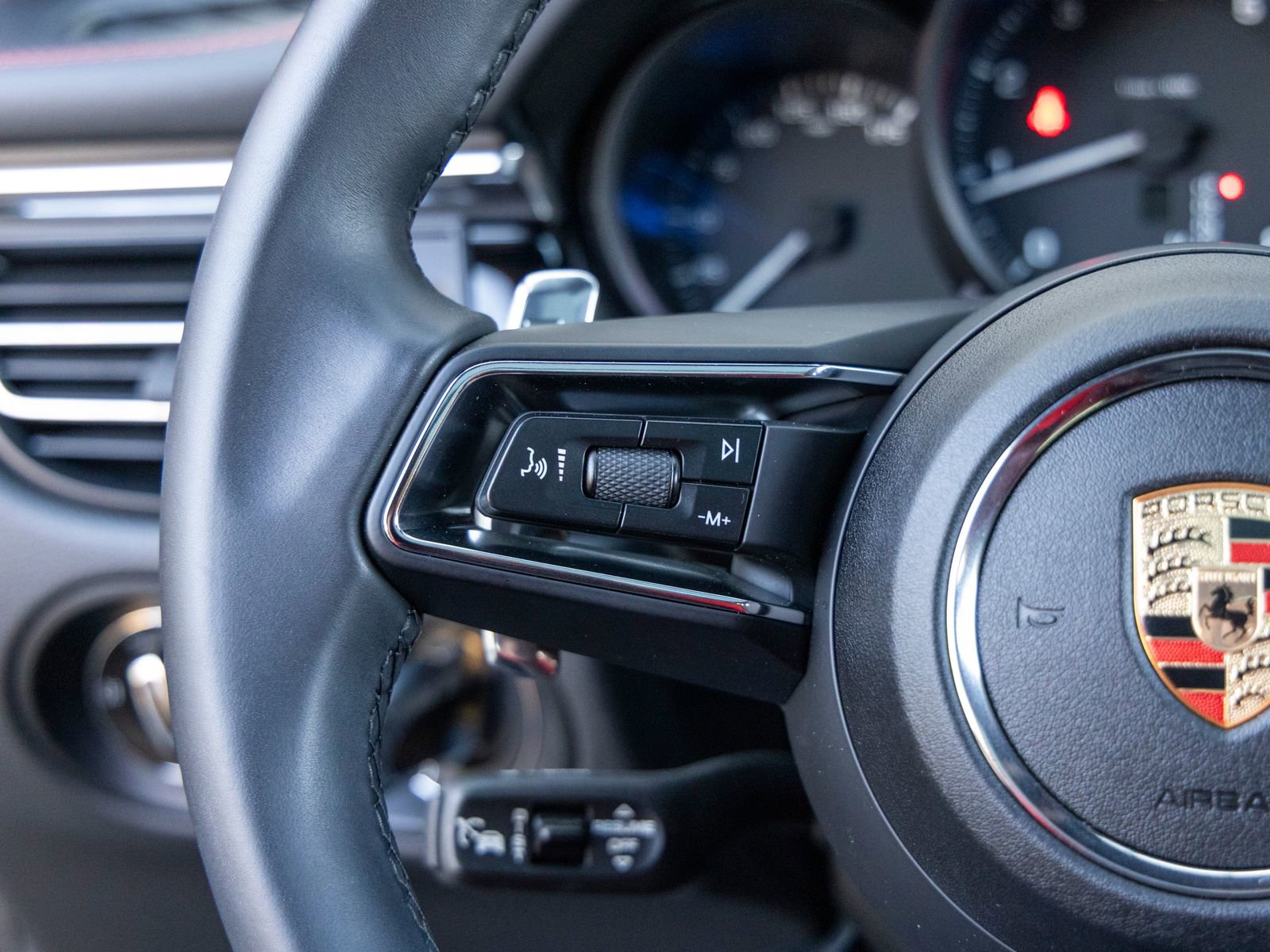 Certified 2025 Porsche Macan image 34