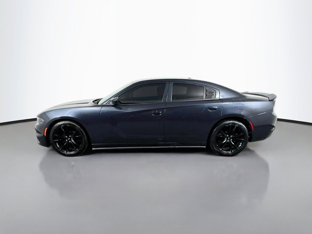 Used 2017 Dodge Charger SE w/ Blacktop Package RWD image 2
