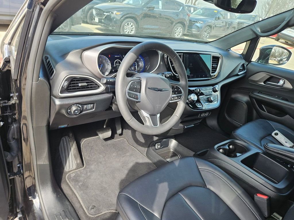 Used 2025 Chrysler Pacifica Select image 13