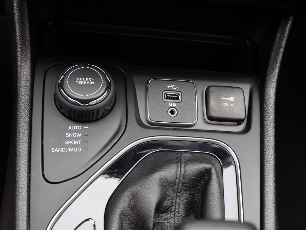 Used 2019 Jeep Cherokee Limited w/ Luxury Group image 35