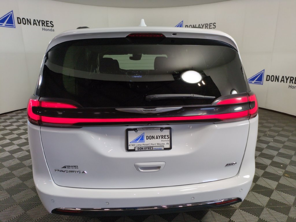 Used 2022 Chrysler Pacifica Touring-L w/ Uconnect Theater Family Group AWD/4WD image 4