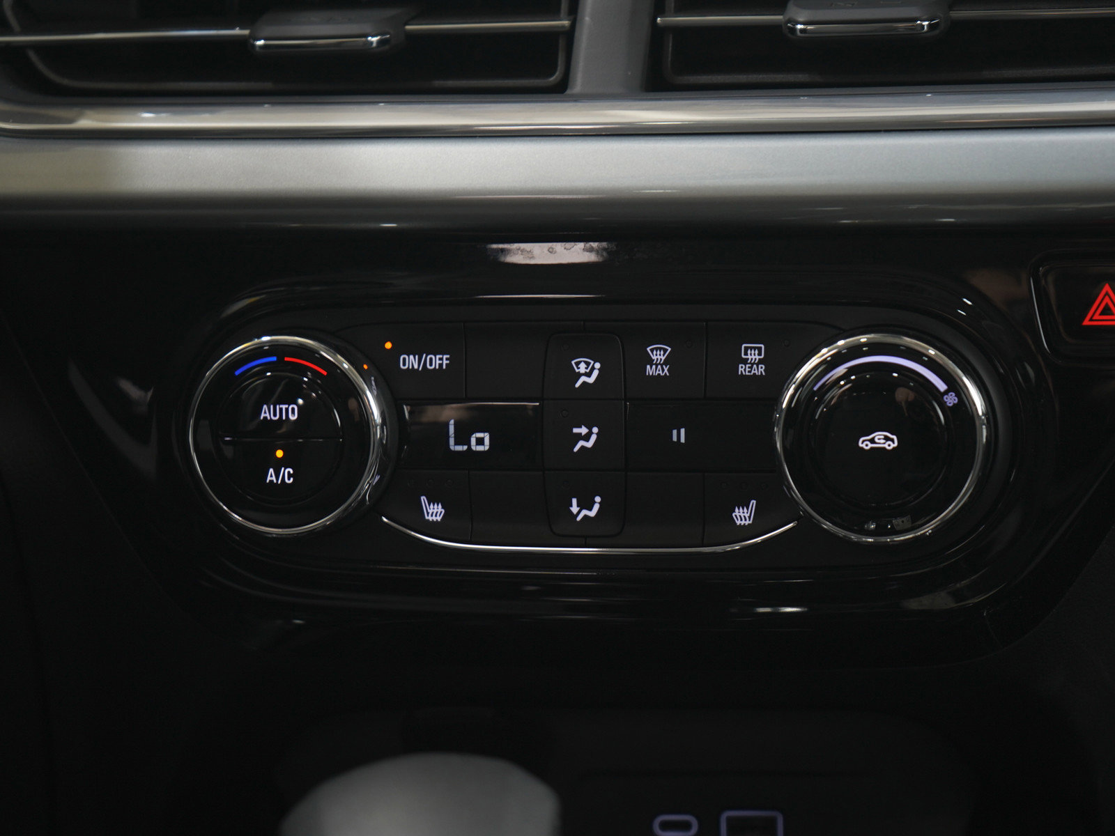 Used 2024 Chevrolet Trax LT w/ Sunroof Package image 18