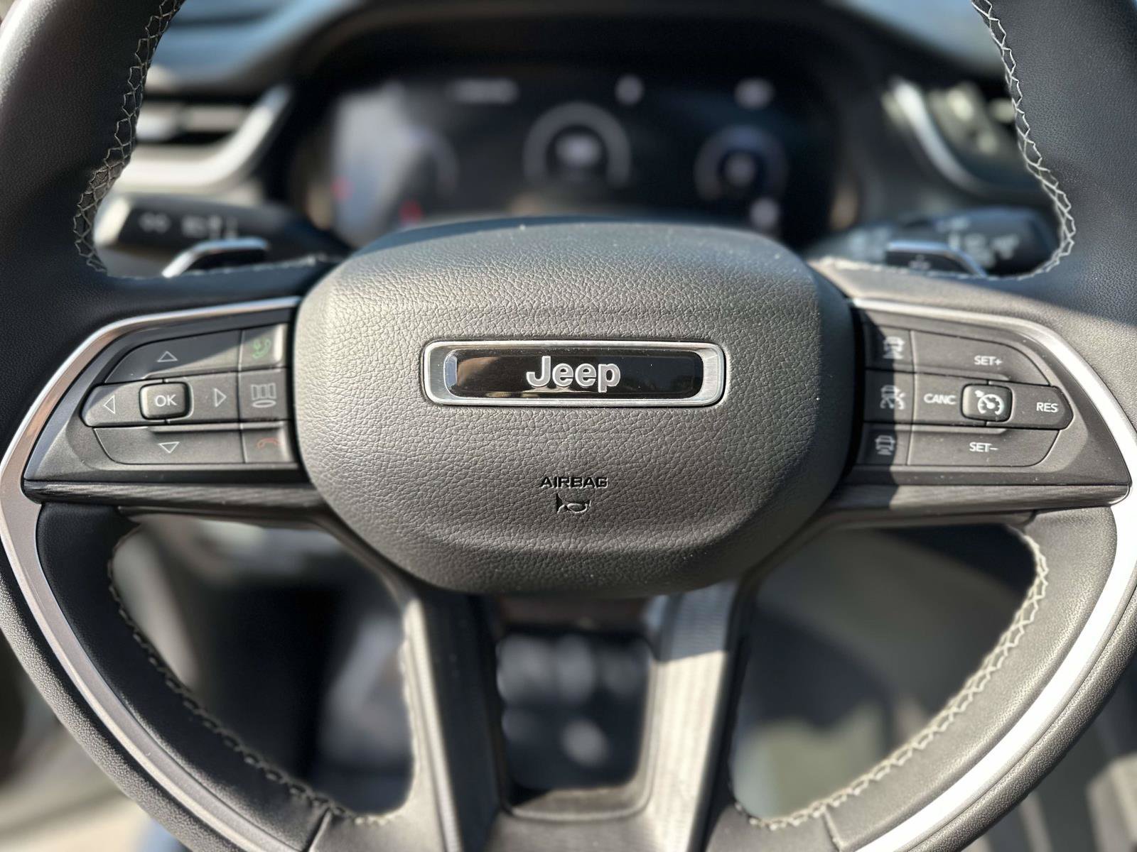 Used 2023 Jeep Grand Cherokee Laredo AWD/4WD image 14