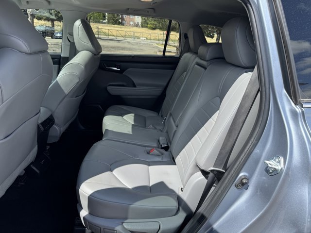 Used 2022 Toyota Highlander XLE AWD/4WD image 18