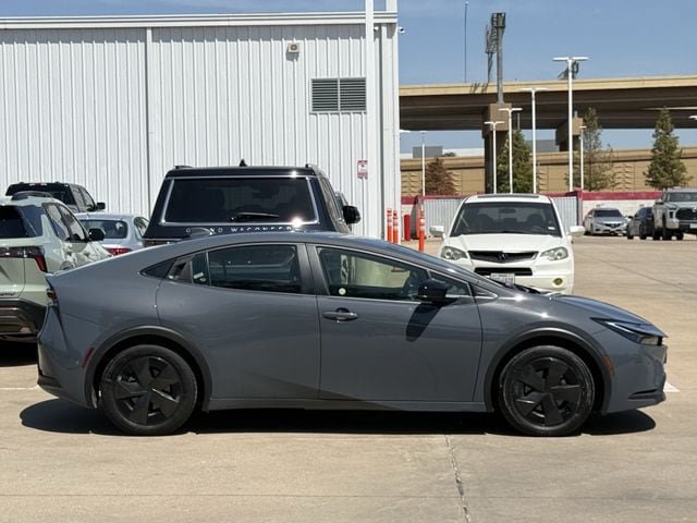Used 2025 Toyota Prius LE FWD image 3
