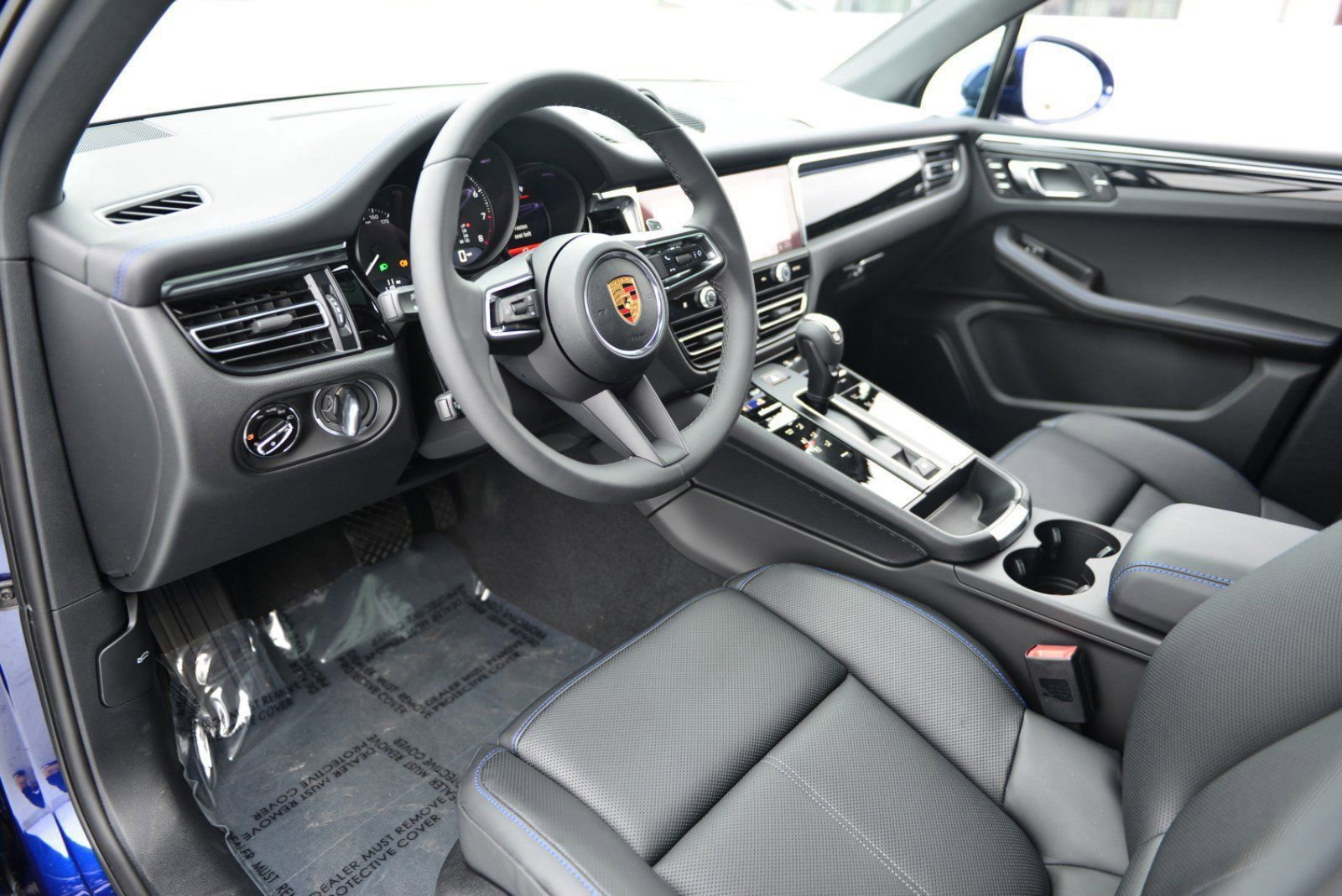 Used 2025 Porsche Macan image 32