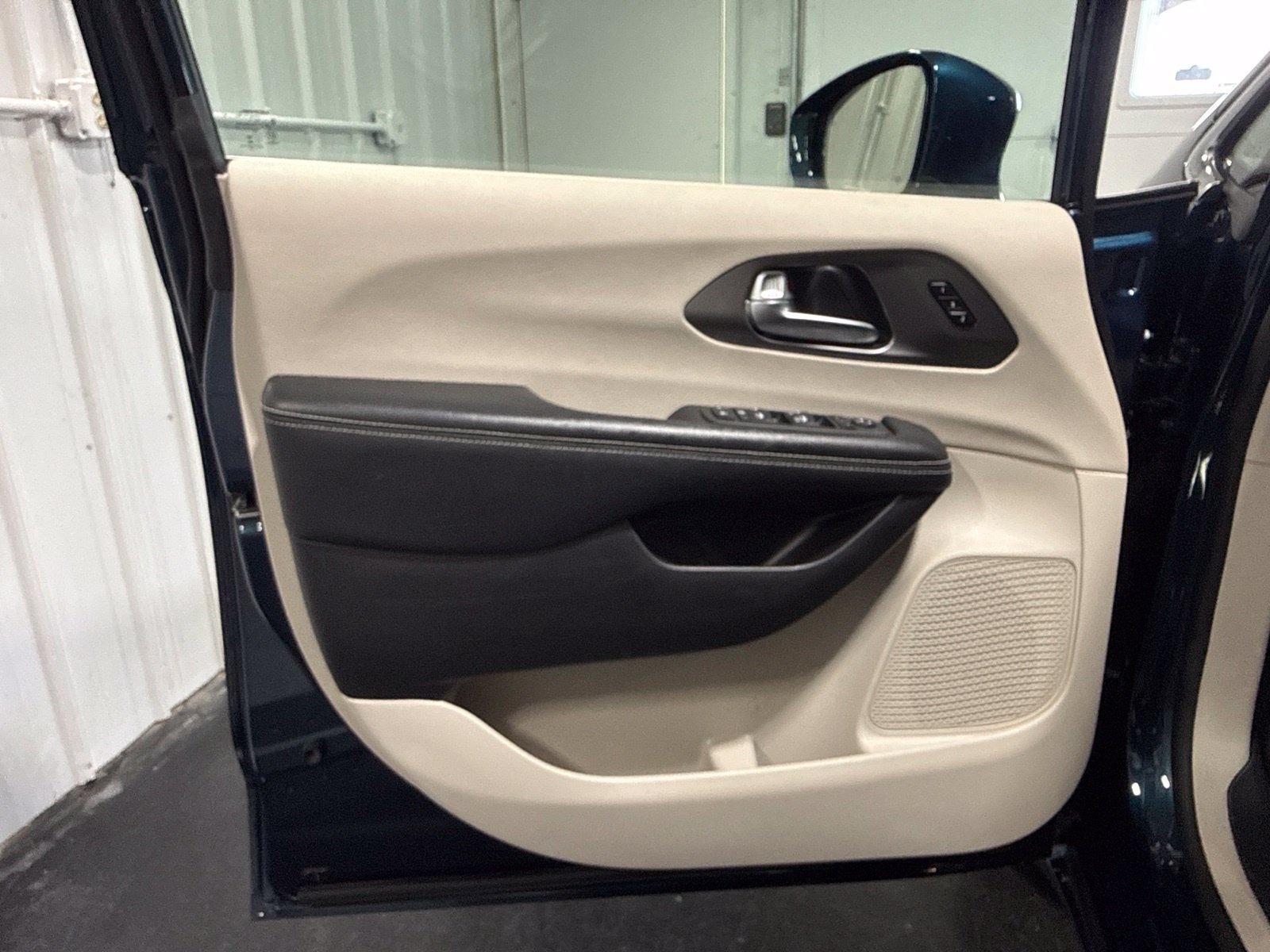 Used 2022 Chrysler Pacifica Touring-L AWD/4WD image 25