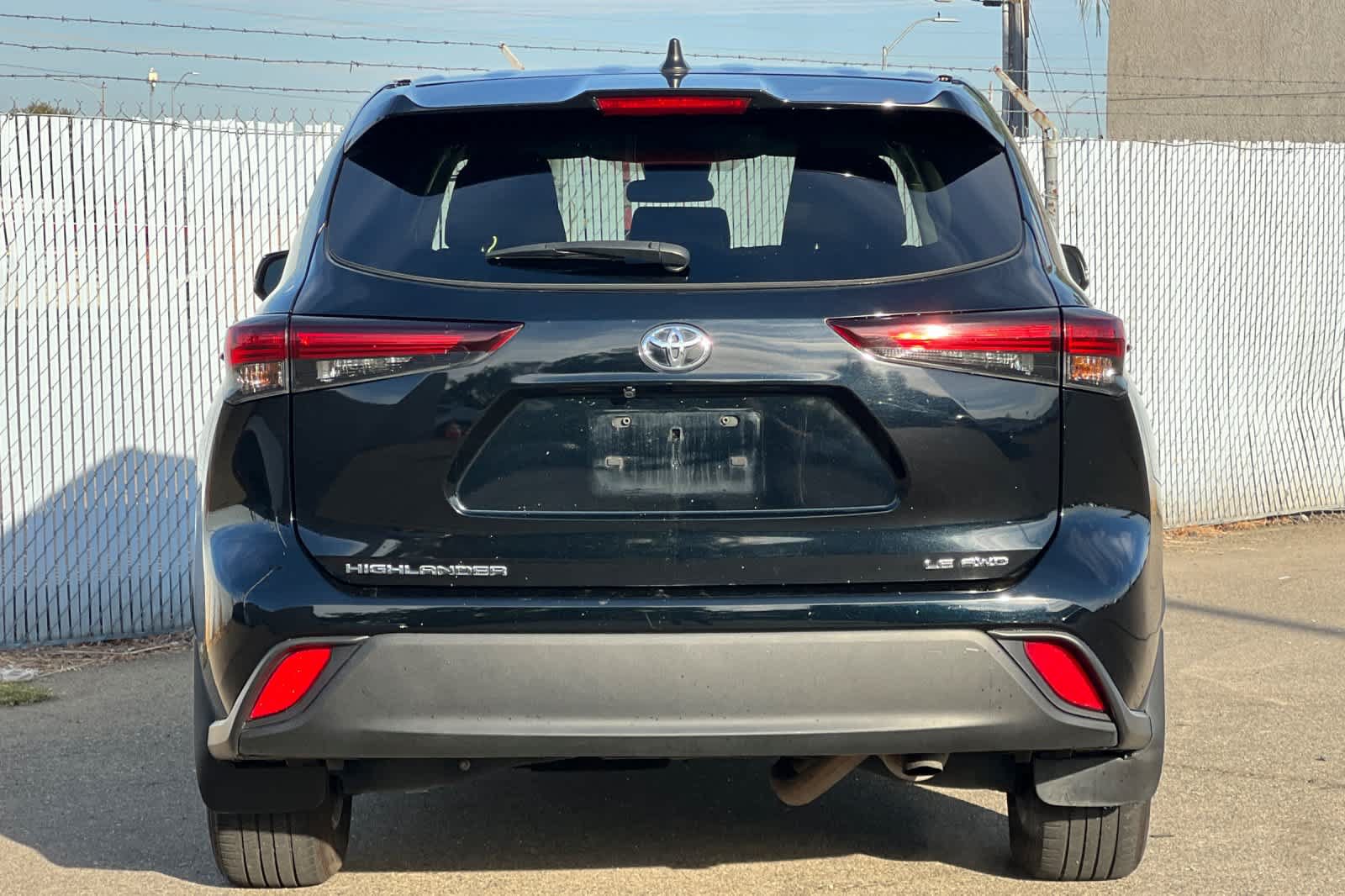 Used 2024 Toyota Highlander LE AWD/4WD image 4