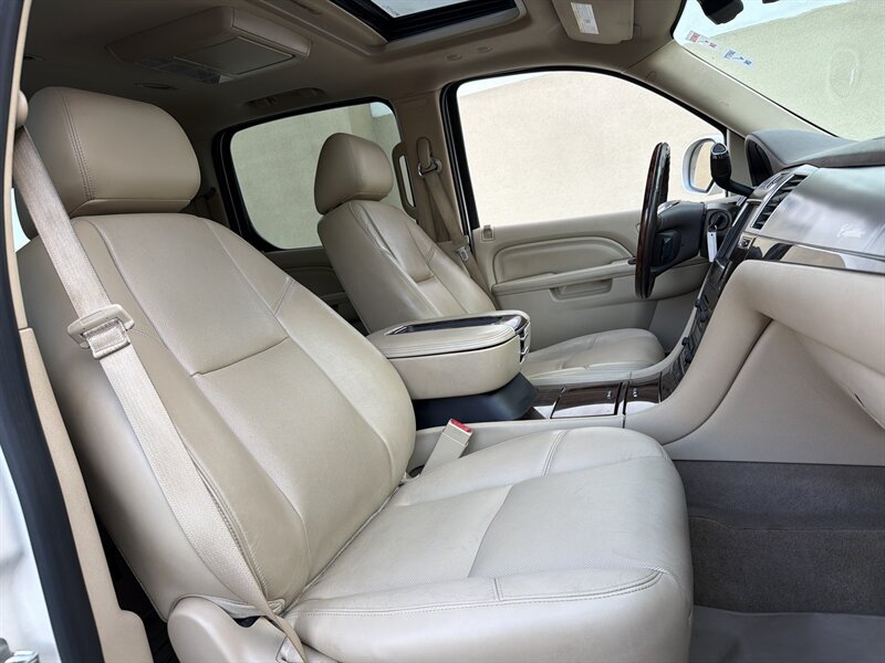 Used 2013 Cadillac Escalade ESV Premium AWD/4WD image 15