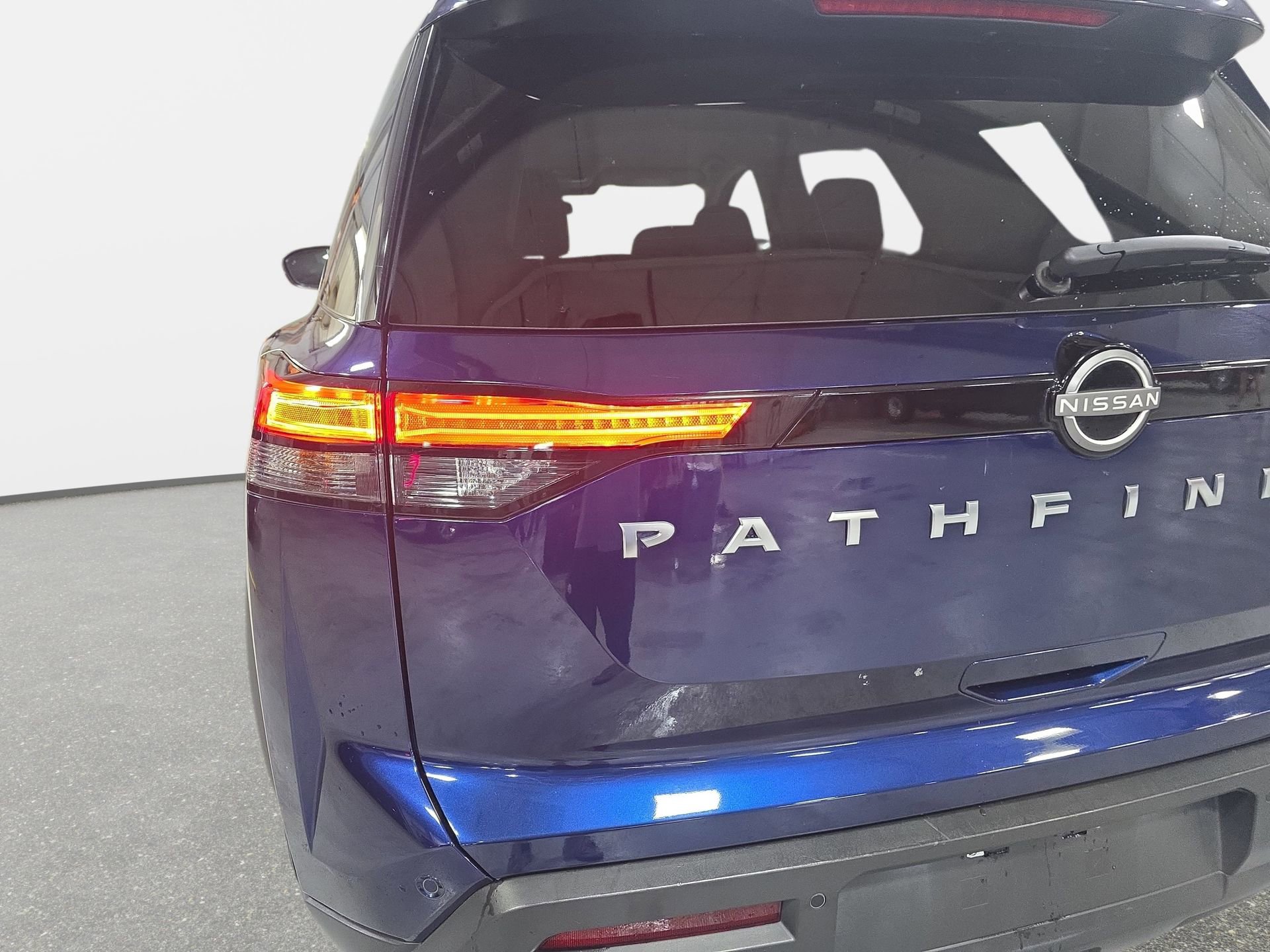 Used 2025 Nissan Pathfinder SV FWD image 32