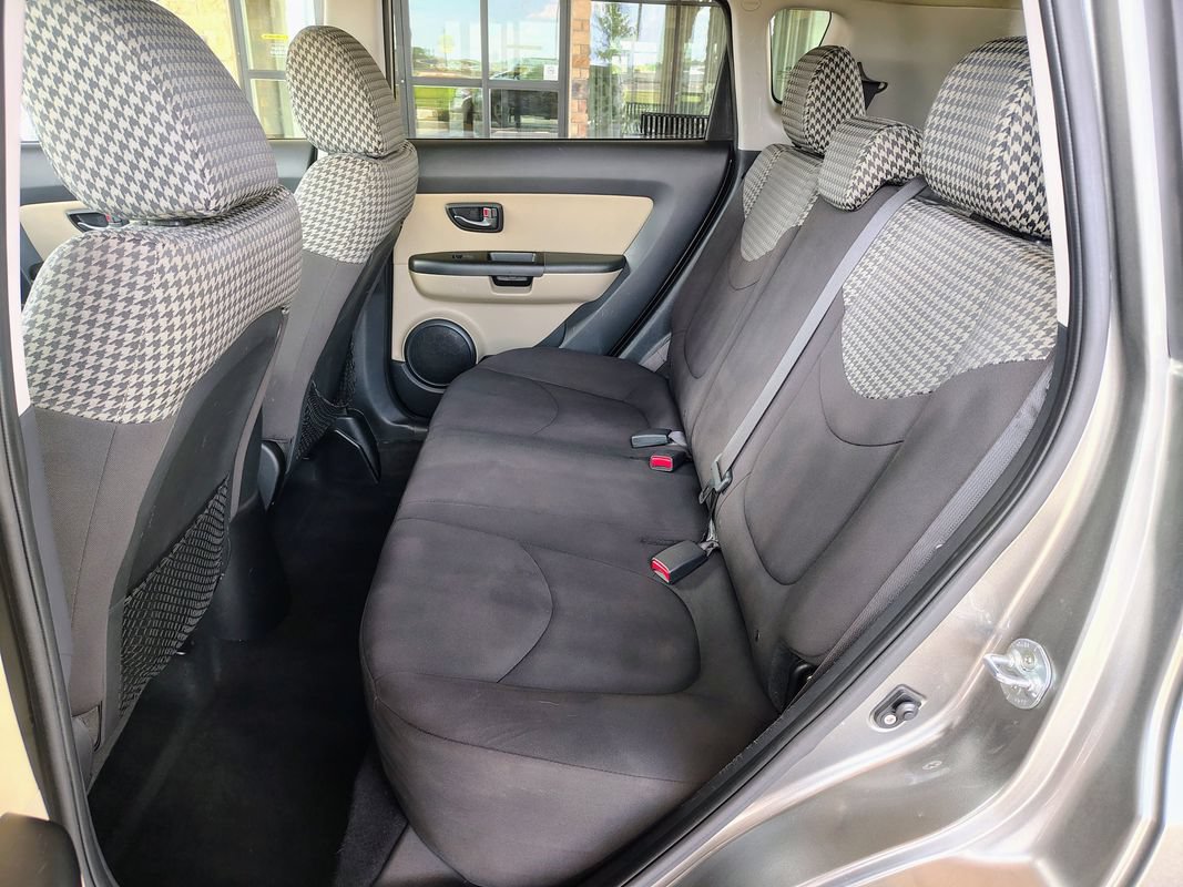 Used 2011 Kia Soul ! FWD image 16