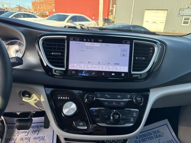 Used 2024 Chrysler Pacifica Touring-L FWD image 25